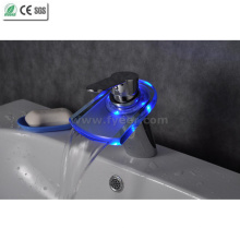 Grifo del lavabo del cuarto de baño del mezclador del golpecito de agua del color del latón (QH0816F)